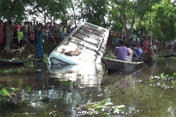 নিয়ন্ত্রণ হারিয়ে বাস খাদে পড়ে নিহত ১, চালক নিখোঁজ