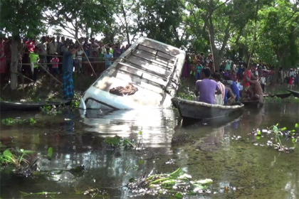 নিয়ন্ত্রণ হারিয়ে বাস খাদে পড়ে নিহত ১, চালক নিখোঁজ
