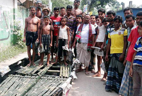 কলার ভেলা ছেড়ে নৌকা পেল ১০ গ্রামের ২০ হাজার মানুষ!