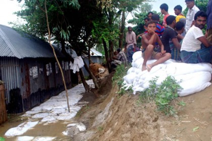 বগুড়ায় হুমকির মুখে যমুনার বন্যা নিয়ন্ত্রণ বাঁধ