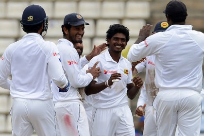 লঙ্কান ঘূর্ণিতে কুপোকাত অজিরা