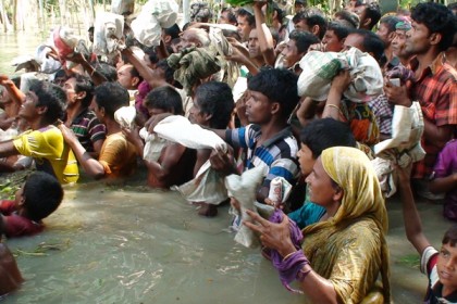 সিরাজগঞ্জে ত্রাণের জন্য হাহাকার
