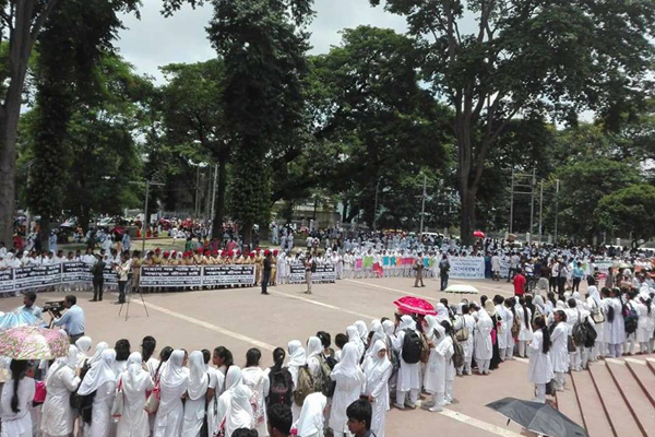 শিক্ষাপ্রতিষ্ঠানে জঙ্গিবাদের বিরুদ্ধে মানববন্ধন