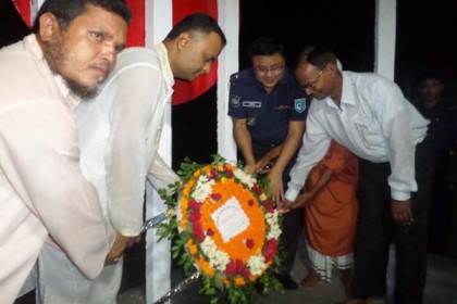 শহীদ মিনারে ফুল দিয়ে পঞ্চগড়ে ছিটমহল বিনিময়ের বর্ষপূর্তি উদযাপন
