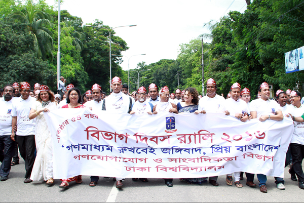 

জঙ্গিবাদ দমনে গণমাধ্যমকে ঐক্যবদ্ধ ভূমিকা পালনের আহ্বান
