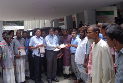 নীলফামারীতে জঙ্গিবাদ ও সন্ত্রাস বিরোধী প্রচার পত্র বিলি
