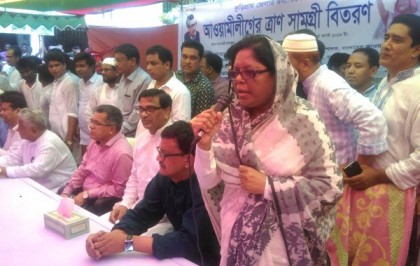 বন্যা দুর্গতদের পাশে আওয়ামী লীগ, ছাত্রলীগ নেতারা 