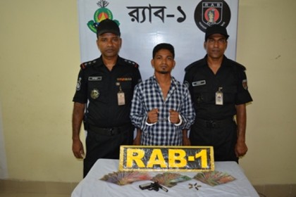 রাজধানীতে 'সন্ত্রাসী' রফিক অস্ত্রসহ গ্রেফতার
