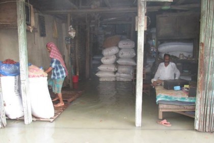 
'পানিতে ভাসছে' চাক্তাই-খাতুনগঞ্জ