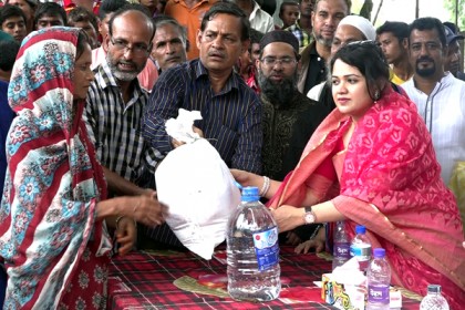 টাঙ্গাইলে বানভাসি মানুষের মাঝে ত্রাণ বিতরণ