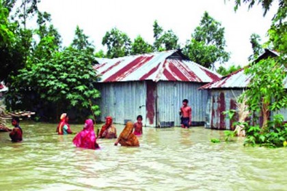 সিরাজগঞ্জে পানি কমলেও এখনও পানিবন্দী হাজার হাজার মানুষ 