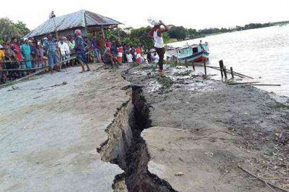 ফরিদপুরে বন্যার পানি কমলেও বেড়েছে দুর্ভোগ