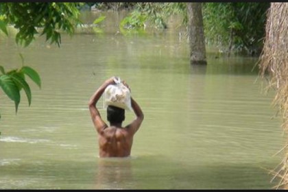 বন্যার্তদের মাঝে কিস্তির ভয়
