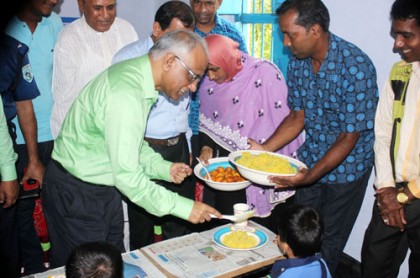 ঠাকুরগাঁওয়ে 'মিড ডে-মিল' কার্যক্রমের উদ্বোধন