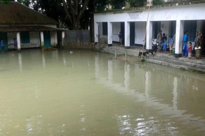 মানিকগঞ্জে কমেছে বন্যার পানি, বেড়েছে দুর্ভোগ
