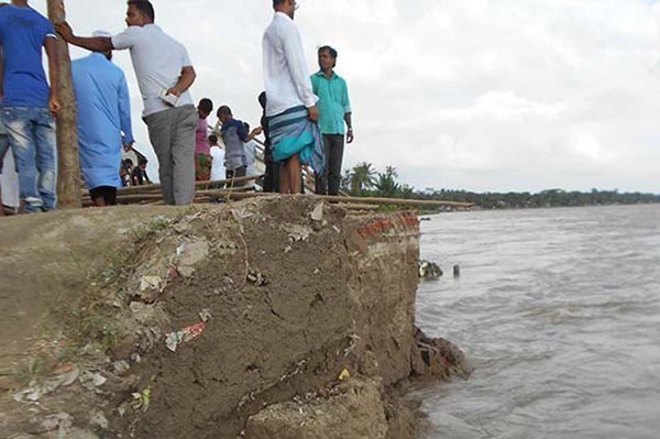 পদ্মার ভাঙনে ভেসে গেছে ২ ফেরিঘাট