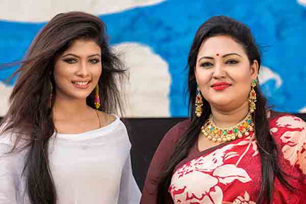 মমতাজের 'লোকাল বাস'-এ টয়া!