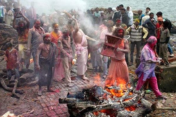 শ্মশানে যেতে নারীদের নিষেধ করা হয় কেন?