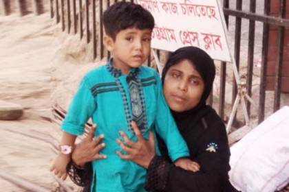 ''আপনি সাংবাদিক? আমার সন্তানকে বাঁচান''
