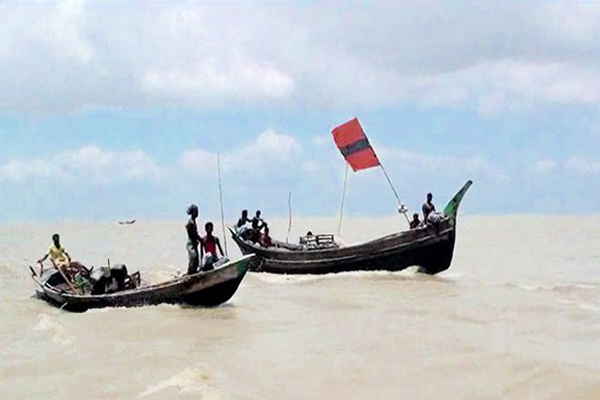 বঙ্গোপসাগরে ডুবে যাওয়া ট্রলারের ৯ জেলেকে উদ্ধার