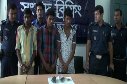 রিভলবার ও গুলিসহ জামালপুরে ৩ সন্ত্রাসী গ্রেফতার