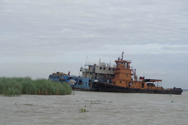 মাওয়া-মঙ্গলমাঝির ঘাটে নৌ চলাচল বন্ধ