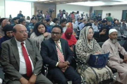 নিহত পুলিশ সদস্যদের পরিবারকে ৭০ লাখ টাকা অনুদান