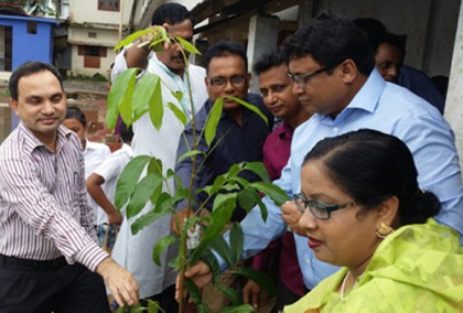নোয়াখালীতে বিদ্যালয়ে বৃক্ষরোপণ ও শিক্ষা উপকরণ বিতরণ
