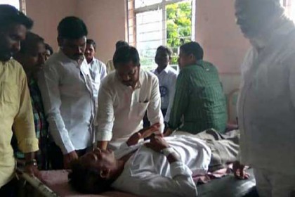 মৃত গরুর চামড়া ছাড়ানোয় দুই দলিতকে নগ্ন করে মারধর
