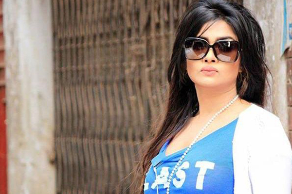 পরিচালকের জিহ্বা ছিঁড়ে ফেলার হুমকি সিমলার!