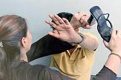 স্বামীকে জুতা পেটা করে যেসব দেশের নারীরা