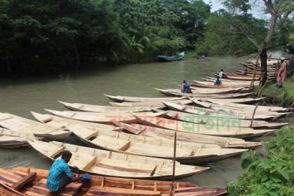 পিরোজপুরে নৌকা হাটের নয়নাভিরাম দৃশ্য