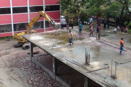 লক্ষ্মীপুরে আইনজীবী সমিতির অবৈধ ভবন অপসারণ 