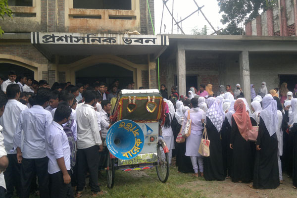 কালিহাতীতে শিক্ষকের বিরুদ্ধে যৌন হয়রানীর অভিযোগ, কলেজ ভাংচুর