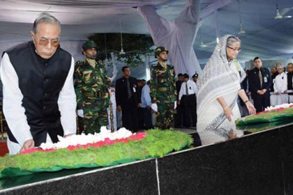 বঙ্গবন্ধুর প্রতিকৃতিতে রাষ্ট্রপতি ও প্রধানমন্ত্রীর শ্রদ্ধা