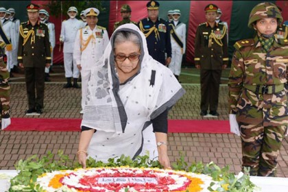 টুঙ্গিপাড়ায় বঙ্গবন্ধুর সমাধিতে প্রধানমন্ত্রীর শ্রদ্ধা