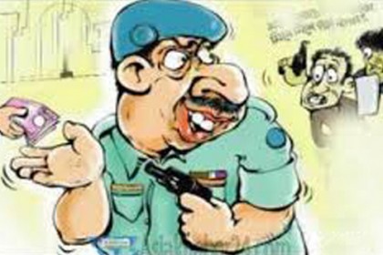 চাঁদাবাজির অভিযোগে খুলনায় পুলিশের এসআইসহ গ্রেফতার ৫
