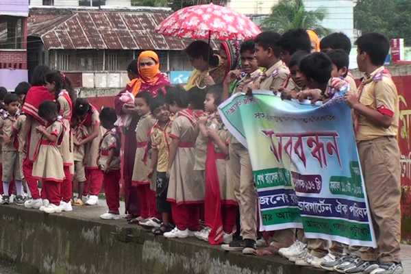 জঙ্গিবাদের বিরুদ্ধে শিশুদের মানববন্ধন