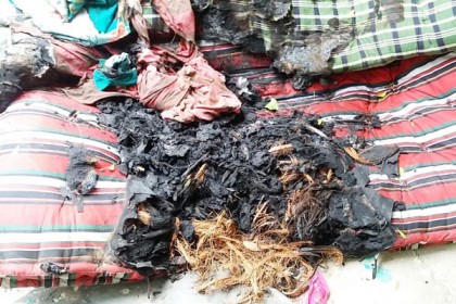 চৌদ্দগ্রামে পূর্ব শত্রুতার জেরে মুক্তিযোদ্ধার ঘরে আগুন!
