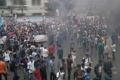 হলের দাবিতে ধর্মঘটে অচল জবি
