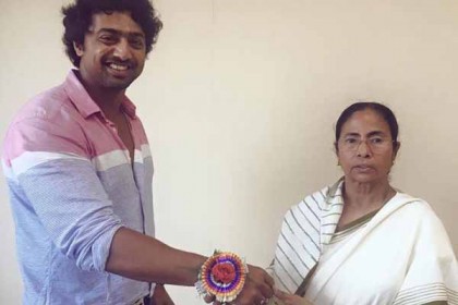 দেবের হাতে রাখি বাঁধলেন মমতা