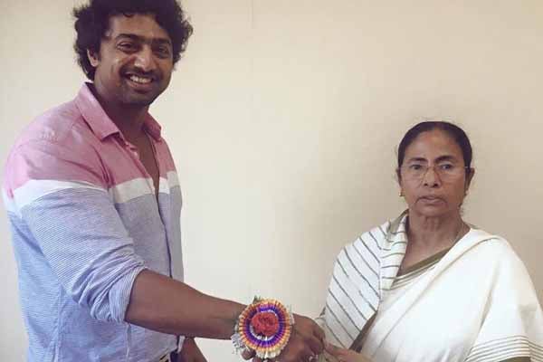 দেবের হাতে রাখি বাঁধলেন মমতা