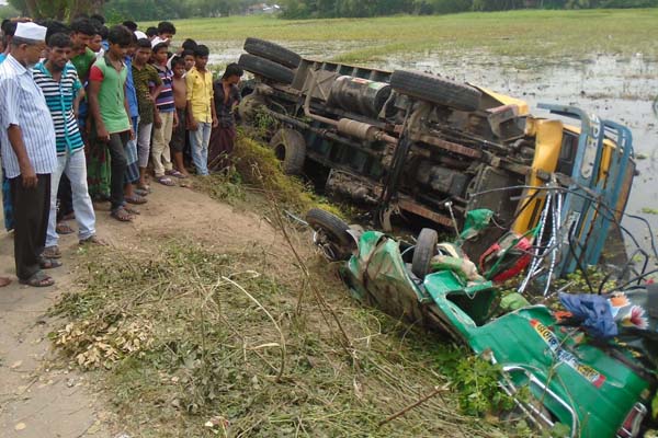কুমিল্লায় ট্রাক-অটোরিকশা সংঘর্ষে স্বামী-স্ত্রীসহ নিহত ৫

