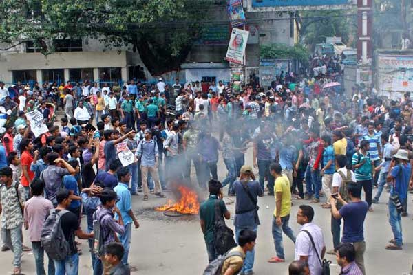 হলের দাবিতে ধর্মঘটে ফের অচল জবি