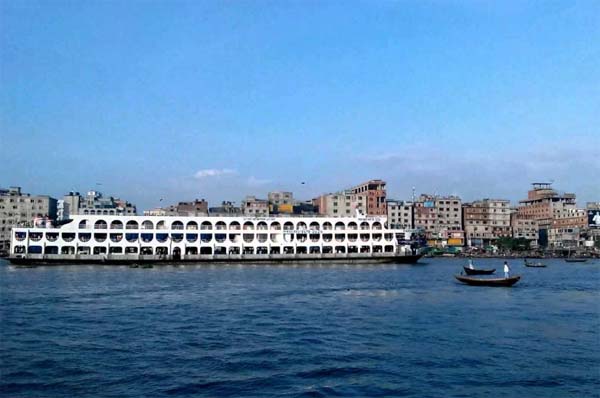 লঞ্চ থেকে পড়ে ছাত্রলীগ নেতা নিখোঁজ, আটক ৩