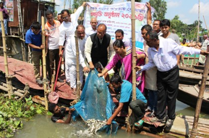 মুন্সীগঞ্জে জলাসয়ে বিভিন্ন প্রজাতির মাছের পোনা অবমুক্ত