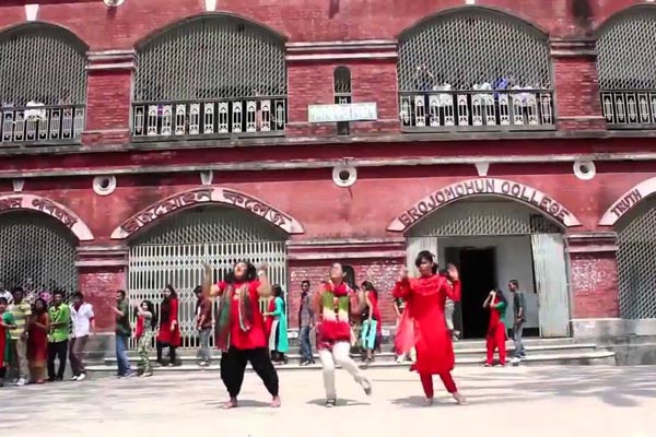 ছাত্রাবাসের দেড়শ' বছরের পুরনো ভবনে ধস, আতঙ্কে শিক্ষার্থীরা