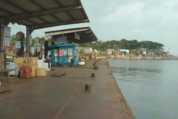 নৌ ধর্মঘটে বিপাকে যাত্রী ও ব্যবসায়ীরা