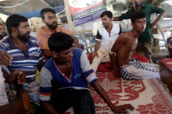 
কুয়াকাটায় দুই জেলেকে রশি বেঁধে নির্যাতন  