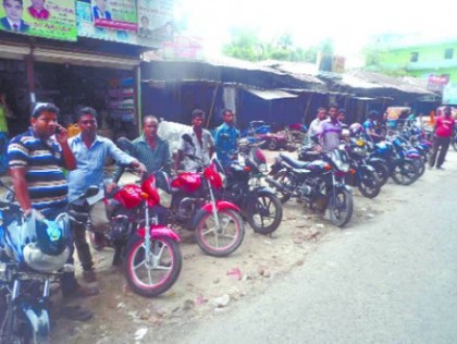 ভাড়ায় চালিত মোটরসাইকেলে বেকারত্ব থেকে মুক্তি